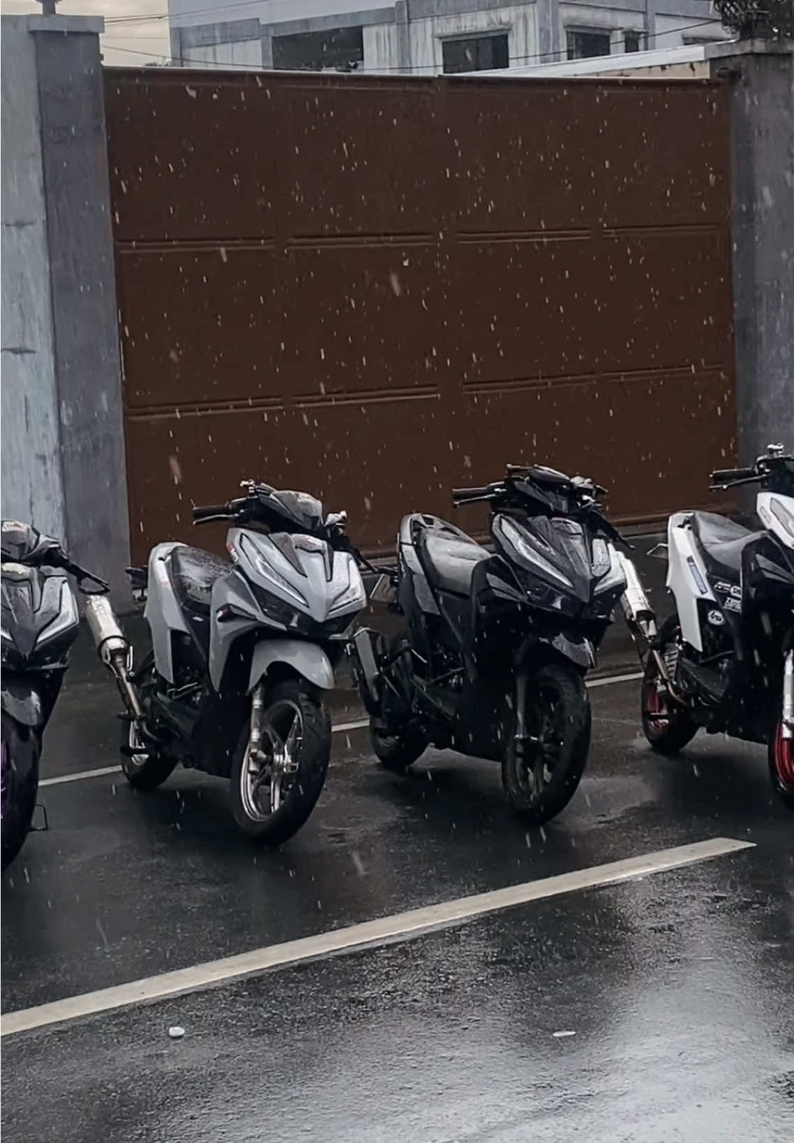 🔥 HANDLE BAR BEND CONVERSION – CIRCUIT CONCEPT STYLE! 🔥 Presyong ₱299 lang — Quality na pang-circuit, pang-daily ride pa! 📍 Available at The Garage, Sauyo, Novaliches, Quezon City 📩 DM us for bookings and inquiries!  Sa mga rider na gusto ng mas angas, mas comfortable, at mas kontrolado na motor — ito na ang service para sa’yo! Dito sa The Garage, we offer Circuit Concept Handle Bar Bend Conversion na perfect for both formahan and function. 🔧 Ano ang Handle Bar Bend Conversion? It’s a modification where we adjust or reshape your handlebar’s position/angle to fit your preferred style and comfort — gamit ang circuit-style alignment. ✅ Perfect for underdbone, moped, scooter, at naked bikes ✅ Good for riders na laging long ride o city commute ✅ Porma at performance, sabay! 🎯 Benefits ng Circuit-Style Bend Conversion: ✔️ Better control sa curves at high speed ✔️ Mas relaxed ang ride – less stress sa braso at balikat ✔️ Mas clean at sporty tignan – parang pang-track bike ang dating ✔️ Na-e-enhance ang handling lalo na sa city traffic or tight corners #fyyyyyyyyyyyyyyyy #motorworks #handlebarbend #motorcycle #hondaclick  