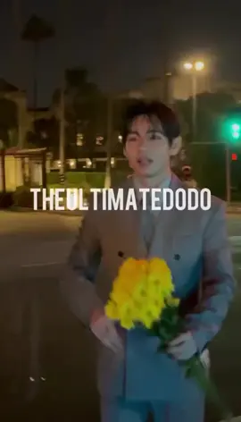 Mang hoa tặng Army😂 Can’t wait to see Kim Taehyung  V AT VOGUE WORLD TAEHYUNG TAEHYUNG #VxVogueWorldHollywood  #TaehyungxVogueWorld #VogueWorld