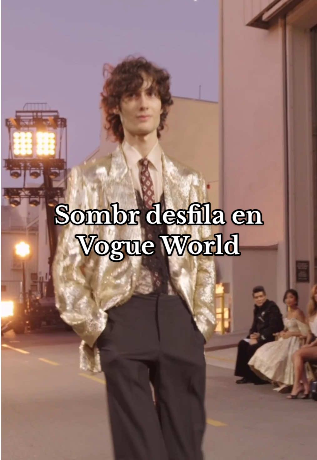 El cantante más viral del momento, @sombr, también ha desfilado en #VogueWorld 🔥 #modaentiktok #sombr 