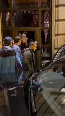 UNA NOCHE POR MADRID ustedes opinan que paso ..#realmadridfc #alexanderarnold #madrid #parati #inglaterra 