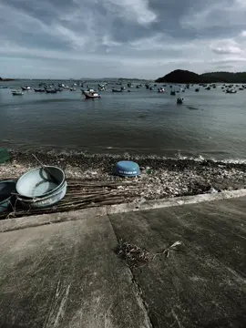 Ngồi cửa sổ là cơn mưa đang đổ chéo…