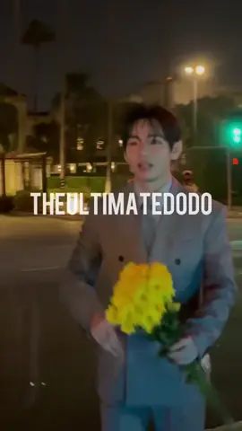 taehyung se acercó con un ramo de flores para las armys que lo esperaban y se lo repartieran entre todos, el chico más precioso del mundo #taehyung #ysbts7 #v