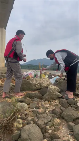 Những nắm cơm trên Sông chỉ mong em sớm về với gia đình 