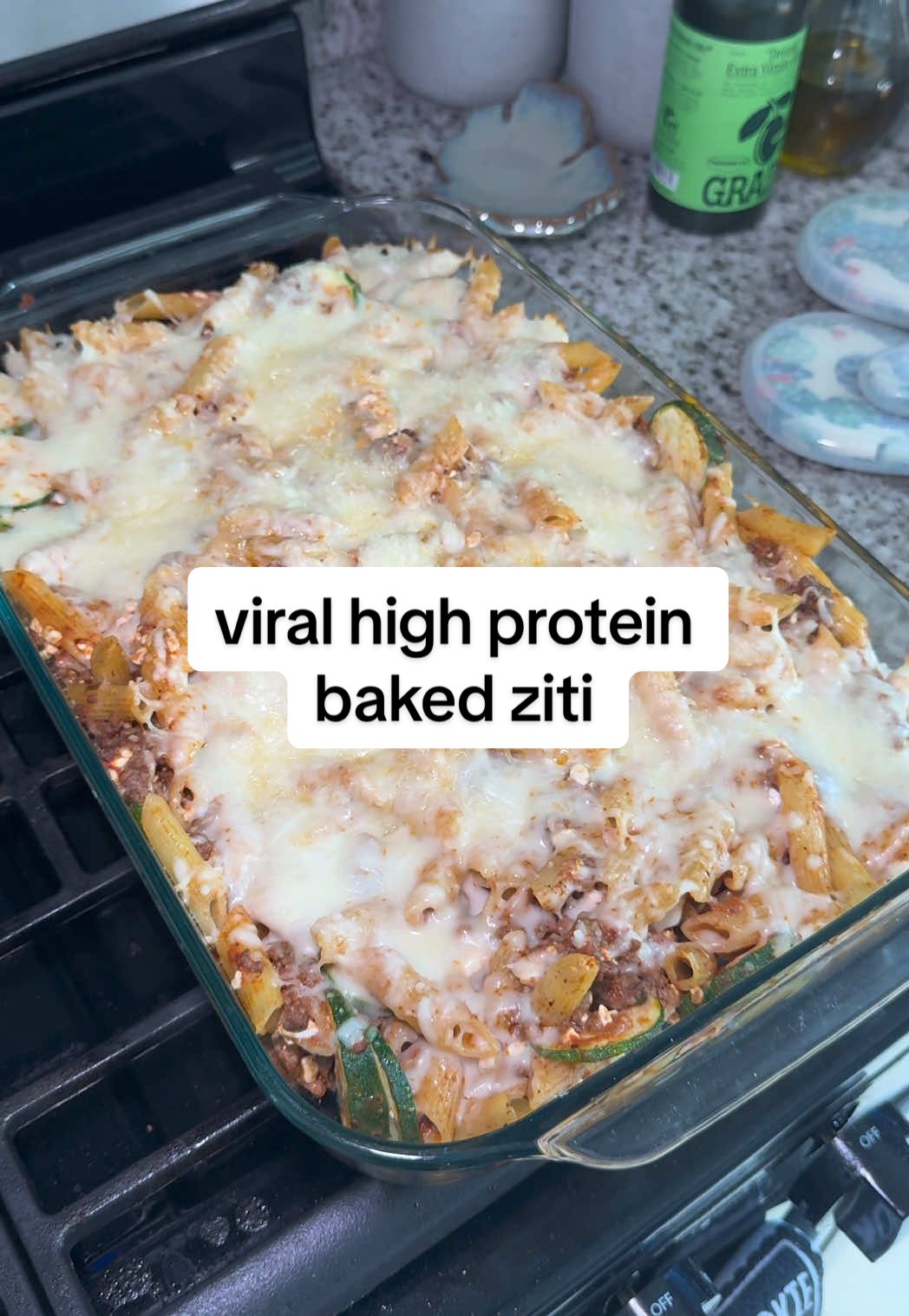 making the viral high protein baked ziti 🍝 *1 box of pasta *ground beef *2 zucchini *1 cup of cottage cheese *mozzarella cheese *1 jar of pasta sauce  Bake at 375° for 30 minutes 