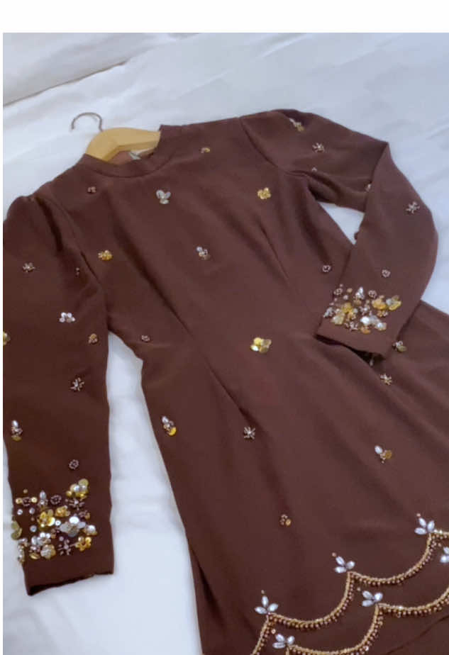 Lace dress yang bertekstur atai Ceruty yang ringan? #dresskondangan #espressodress #gaunmuslimah 