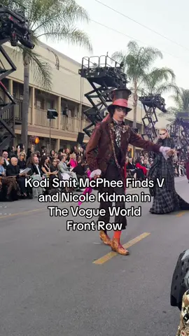 We’re all mad here. Tonight, #V , #nicolekidman and more took in #KodiSmitMcPhee stepped into the costume of Tim Burton’s eccentric Mad Hatter from “Alice In Wonderland.”Tap the link in our bio to watch Vogue’s official #VogueWorld: Hollywood livestream.