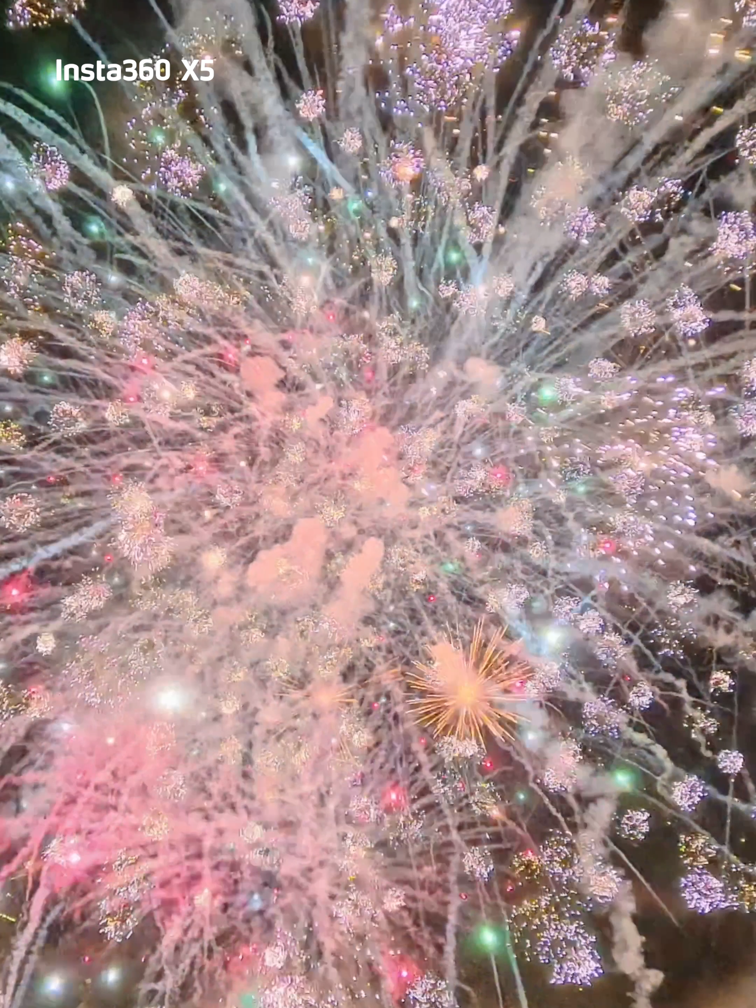 Inside the fireworks. Captured in 360. 🔥  📷 IG@juntaarai1319 IG@sekiya_riku0322 with Insta360 X5 #insta360 #insta360x5 #fireworks #fpv #TikTokShop #fyp