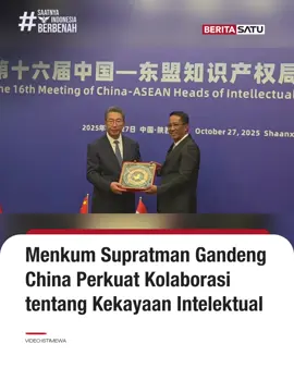 Menteri Hukum (Menkum) Supratman Andi Agtas, bertemu perwakilan China-ASEAN di Xi’an, China, pada Minggu (26/10/2025) untuk menggalang dukungan terhadap inisiasi Indonesia terkait royalti hak cipta di lingkungan digital. Ini bertujuan memastikan tata kelola royalti yang adil dan transparan, sejalan dengan visi ASTA CITA pemerintahan Presiden Prabowo Subianto. Dalam pertemuan tersebut, Menkum Supratman dan Komisioner CNIPA Shen Changyu menandatangani MoU baru yang memperkuat kolaborasi bilateral di bidang KI, meliputi paten, merek, dan pelindungan sumber daya genetik. Kerja sama ini menjadi tonggak baru yang tidak hanya mempererat hubungan, tetapi juga bertujuan memberikan manfaat langsung bagi masyarakat dan ekonomi kedua negara. Update berita selengkapnya di BeritaSatu TV, BeritaSatu.com, dan YouTube BeritaSatu! #BeritaSatu #SaatnyaIndonesiaBerbenah #KekayaanIntelektual #WIPO #RoyaltiDigital #SupratmanAndiAgtas