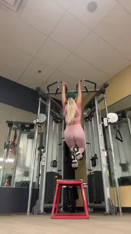 Me vs me 💪🌸☺️ #GymTok #nvgtn #gymmotivation #fit #fyp #foryou #gym #pullups 