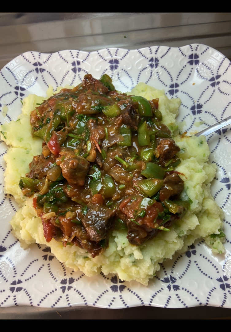 Mashed Potatoes and beef stew 😋 #foryoupage #comrade #kenyantiktok🇰🇪 #FoodTok #DinnerIdeas 