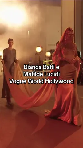 Dalla cover digitale di #VogueItalia alla passerella di #VogueWorld! #BiancaBalti e la figlia #MatildeLucidi hanno sfilato questa sera negli studi Paramount indossando dei look ispirati all’universo fantascientifico del film #Dune. Scopri di più al link in bio 