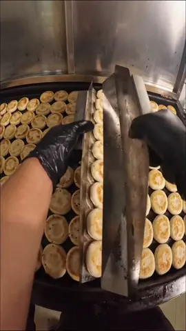 He's a master of both pancake-making and rhythm-keeping. #skill #cook #pancake #creative #amazingChinesePeople #rhythm #talented #interesting #happylife #share Cr: Douyin 81597652347