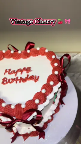 Pastel vintage coquette 🎀🍒Pan vainilla en 3 leches relleno se fresa y durazno porcion 5-8 personas ✨ #cherrycake #coquettecake #vintageheartcake #pastelesenindianapolis PD:se me olvidaron las cerezas 🙈🍒