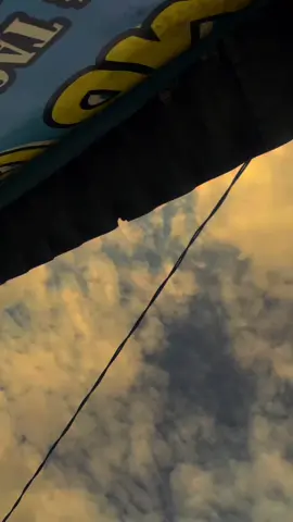 - *ليس دائمًا ما يظهر بعد المطر هو قوس قزح، في بعض الأحيان يكون بائع الكرات اللحمية* - *Tidak selamanya yang muncul setelah hujan adalah pelangi, terkadang tukang bakso :