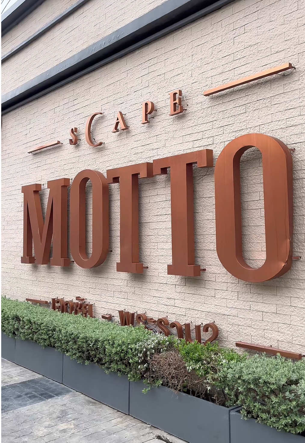 ชีวิตง่าย ครบ จบในที่เดียว 🏡✨@Motto Scape บ้าน 𝘼𝙢𝙚𝙧𝙞𝙘𝙖𝙣 𝘾𝙤𝙩𝙩𝙖𝙜𝙚 𝙨𝙩𝙮𝙡𝙚 ที่ทุกอย่างอยู่ใกล้แค่เอื้อม 📍ใกล้ Central พระราม 2 | Makro บางบอน | โลตัส พระราม 2 | รร.ศึกษานารีวิทยา 2 | รร. วัดบางบอน5 | ปั้ม ปตท. เอกชัย บางบอน 5  | รพ.นครธน |  ทางด่วนพระราม 2 และจุดเชื่อมต่อการเดินทางสายหลัก ______________  𝗠𝗼𝘁𝘁𝗼 𝗦𝗰𝗮𝗽𝗲 เอกชัย-พระราม 𝟮 • บ้านแฝด บ้านเดี่ยว 4 ห้องนอน 3 ห้องน้ำ 2 ที่จอดรถ • หน้ากว้าง 𝟭𝟬 เมตร พื้นที่ใช้สอย 𝟏𝟔𝟏 ตร.ม. • พร้อมลงเสาเข็ม โรงจอดรถ ลานซักล้าง • โปร่งโล่ง อยู่สบาย สิ่งอำนวยความสะดวกครบครัน โทร. 𝟭𝟰𝟰𝟳 🟢 Line : https://lin.ee/6PrKiCk , @motto_scape  📍 แผนที่ : https://bit.ly/3DjF93W  💻 ลงทะเบียนรับสิทธิพิเศษ : https://www.chanuntorn.com/ 🚗 เยี่ยมชมโครงการ : 𝟗.𝟎𝟎-𝟏𝟕.𝟑𝟎 น. #ไปกลับเมีย #มอตโต้สเคป #Mottoพระราม2 #บ้านใกล้เมือง #บ้านย่านพระราม2