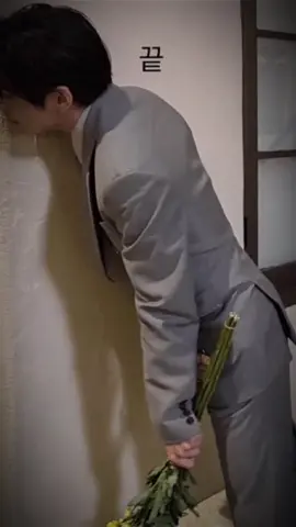 Thằng khác tặng hoa hồng em chê, riêng Taehyung tặng hoa cúc em mê chớt moẹ luôn 🤣🤣🤣