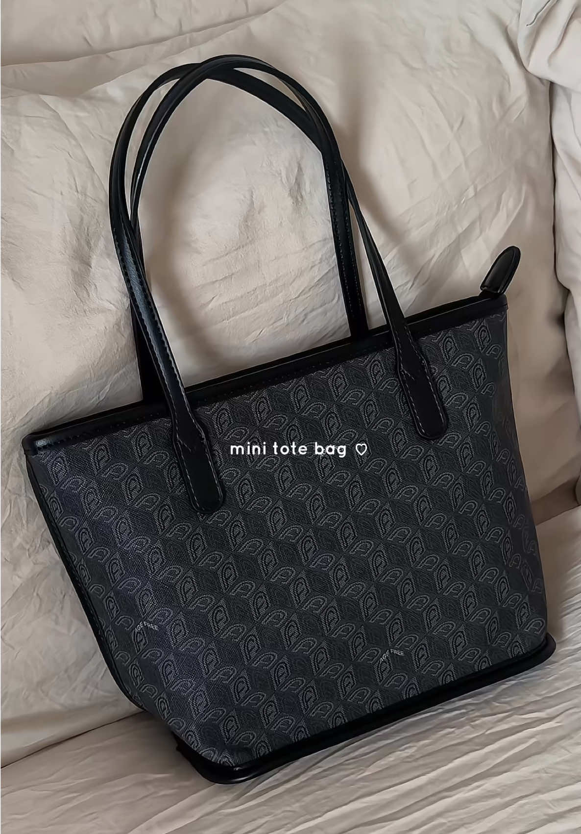 so much love for this mini tote bag from @AGE FREE.ph 🤎✨ #minitotebag #totebag #agefreebag #bag #handbag 