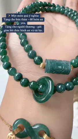 💎 Vòng Ngọc Phỉ Thúy Lam Ngọc – Tinh Hoa Từ Thiên Nhiên, Năng Lượng Của Sự Bình An.                                         💠 Ý nghĩa phong thủy: 	•	Thu hút vượng khí, tài lộc và may mắn. 	•	Giúp an thần, tĩnh tâm, cân bằng năng lượng trong cuộc sống. 	•	Bảo vệ người đeo khỏi năng lượng tiêu cực, xua tan muộn phiền.