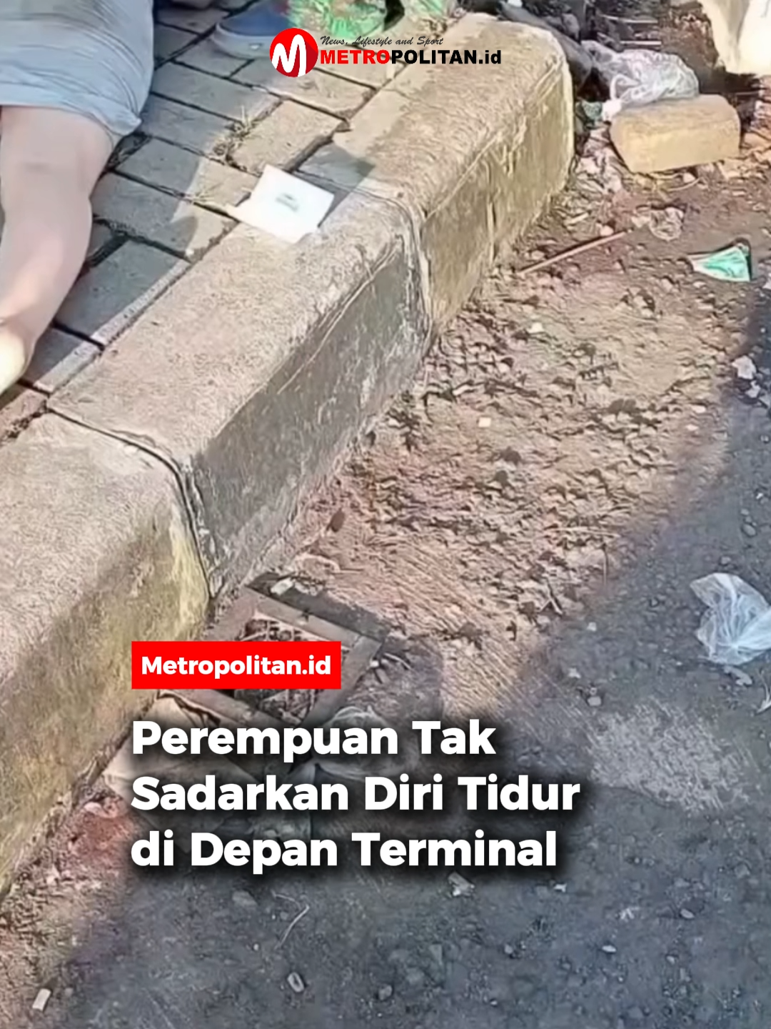 Warga di sekitar Terminal Jatijajar, Kecamatan Tapos, Kota Depok, digegerkan dengan penemuan seorang perempuan dalam kondisi tidak sadarkan diri di area pintu keluar terminal.  Peristiwa itu terekam dalam sebuah video yang beredar luas di media sosial. Dalam rekaman tersebut, perempuan itu tampak tergeletak di pinggir jalan sambil memeluk handphone di dadanya.  Warga yang menemukan sempat berusaha membangunkannya, namun tidak mendapat respons. Diduga kuat, perempuan tersebut dalam kondisi mabuk berat.  Saat ditemukan, tidak ada satu pun kartu identitas yang melekat pada tubuhnya, sehingga belum diketahui siapa dan dari mana asalnya. Warga kemudian melaporkan kejadian itu kepada petugas keamanan terminal untuk mendapatkan pertolongan lebih lanjut. 🎥: batanghelp #metropolitanid #bacametropolitan #perempuanpingsan #tidurdipinggirjalan #terminaljatijajar #areapintukeluarterminal