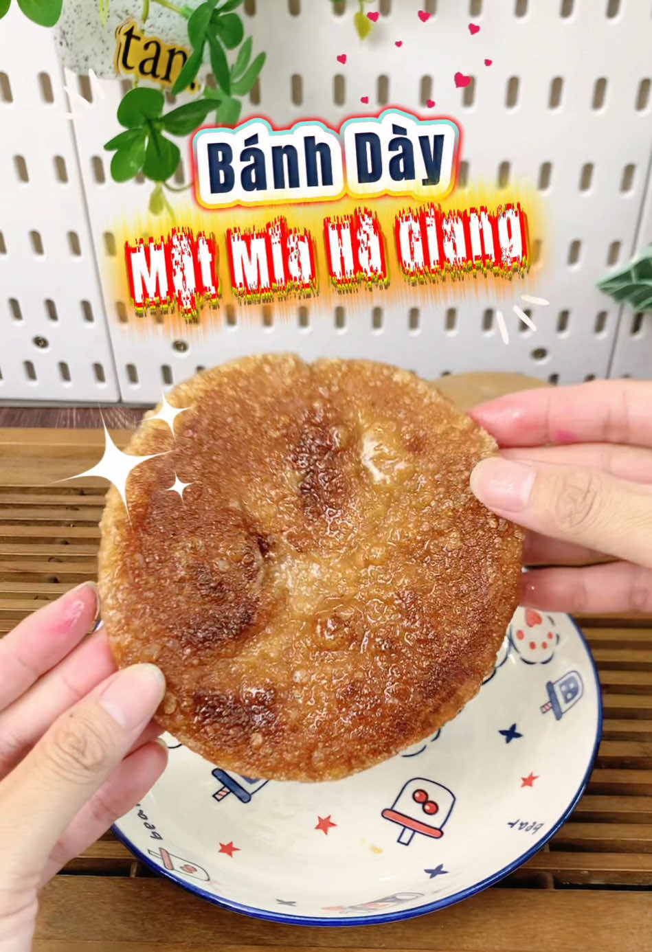 Bánh dày mật mía đặc sản của Hà Giang được làm từ gạo nếp nương nên bánh thơm ngon dẻo bùi ăn cuốn lắm á 🌾 #banhday #banhdaymatmia #banhdaymatmiahagiang #dacsanhagiang #banhdayhagiang 
