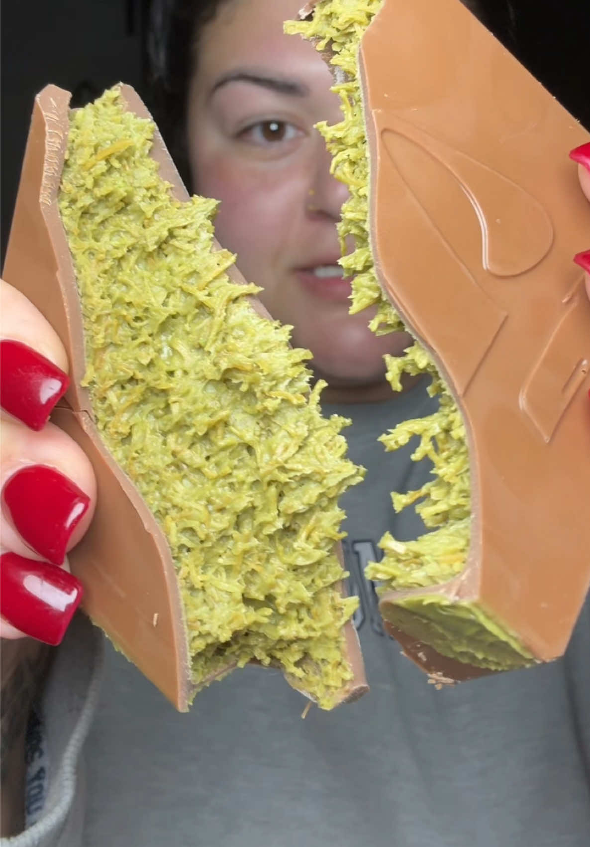 Mhmm.. 🤤  #dubaichocolate #dubaichocolatebar #chocolatebar #dubaichocolates #dubaichocolatereview 