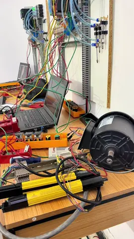 🚀 ¡Transforma tu futuro profesional con nuestros Cursos de Automatización y PLC! Ubicados a solo 5 minutos de Paseo La Fe, en San Nicolás de los Garza, te ofrecemos una formación 100% práctica, con tecnología de última generación (Allen Bradley - Micro800) y un enfoque completamente industrial. 🎓 ¿Qué nos hace diferentes? 🔹 Aprendes desde cero, sin experiencia previa 🔹 Asesoría personalizada y atención directa 🔹 Laboratorios totalmente equipados (¡cada alumno con su propio tablero y equipo de cómputo!) 🔹 Instructores con experiencia real en la industria 🔹 Promociones, facilidades de pago y precios accesibles 📚 Nuestro programa está diseñado por niveles: ✅ Nivel 1: Fundamentos de programación PLC ✅ Nivel 2: Programación avanzada y HMI ✅ Nivel 3: Integración con variadores de velocidad y relevadores de seguridad programables ✅ Nivel 4: Redes industriales y comunicación entre dispositivos Cada nivel tiene una duración de 20 horas, distribuidas en 4 clases prácticas. Grupos reducidos para un aprendizaje efectivo (máximo 9 alumnos por laboratorio). 💼 ¿El resultado? Un conocimiento real, aplicable y altamente valorado por la industria. Mejora tu perfil profesional, impulsa tu empleabilidad y destaca frente a otros técnicos o ingenieros. 📍 Inscríbete hoy con solo $500 y asegura tu lugar. 📲 Escríbenos por WhatsApp → 811 227 8727 #PLCMonterrey #AutomatizacionIndustrial #CursosPLC #Micro800 #AllenBradley #sannicolásdelosgarza 