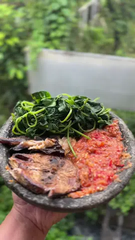 Salah satu menu sarapan favorit, sambel cemeding godhong telo iwak panggang #cemeding #iwakpanggang #kuliner #jatirogo #tuban