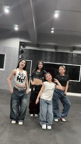 #มาแรงในtiktok #เทรนด์วันนี้tiktok มาเต้นกัน คลาสครูจูน #สายสวยสายคอนเทนต์ ต้องมา🥳 #maukleedance #รับประกันน่ารักทุกคลิป🎬🎥  สอบถามเพิ่มเติม ✅line: @maukleedance ☎️:081-9832425 🏛️:ซอยงามวงศ์วาน 25