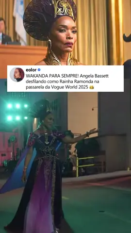 QUE LINDA 😍🤯 Simplesmente, Angela Bassett reprisando o papel de Rainha Ramonda, personagem eterna do filme ‘Pantera Negra’, para o desfile da Vogue World 2025. 