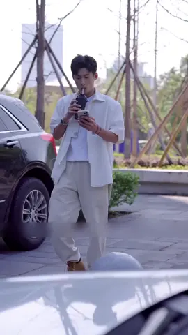 Anh chàng trở về nước làm việc sau nhiều năm sinh sống ở nước ngoài. Ngày đầu tiên đi làm đã gặp sự cố trái ngang với một cô gái, nhưng sau đó lại vô tình nên duyên với cô. #phimtongtai  #phimreview 