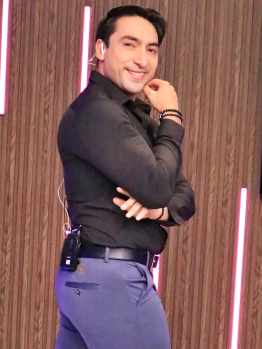 Que tal este otro estilo entre casual pero ya con camisa y pantalón de vestir ? 