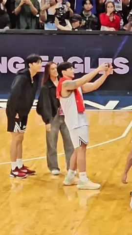 Wendell Ramos shows what a supportive dad looks like as he helps his daughter Tanya Ramos get a photo with NCT’s Johnny Suh during the Bench Shoot of Asia event. A proud father-daughter moment caught on cam! 📸✨