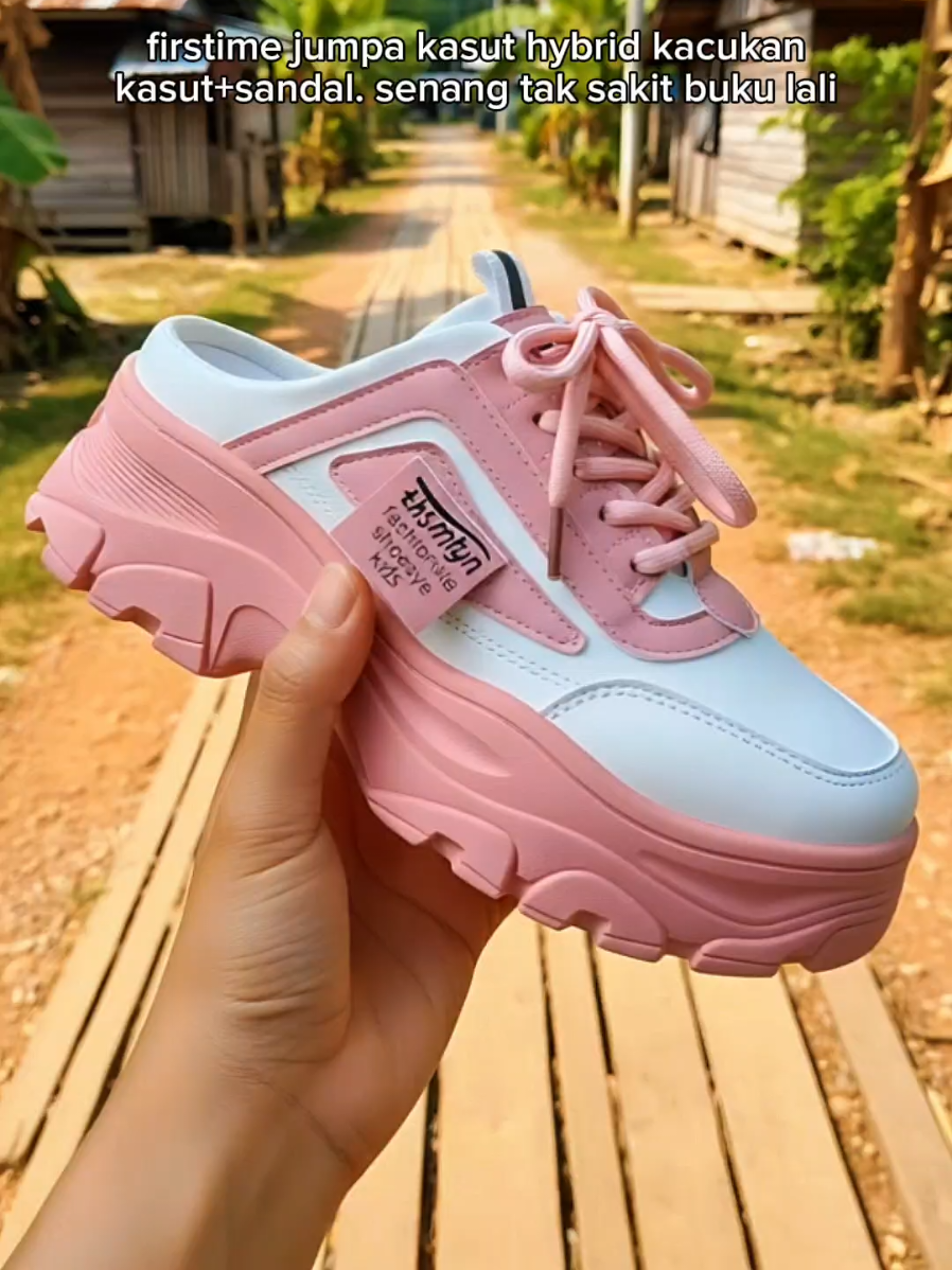 comel kan kasut ni, buat kita nampak tinggi tanpa perlu pakai high heels 😄 #kasut #sneakers #sandal #kasutwanita #kasutsandal 
