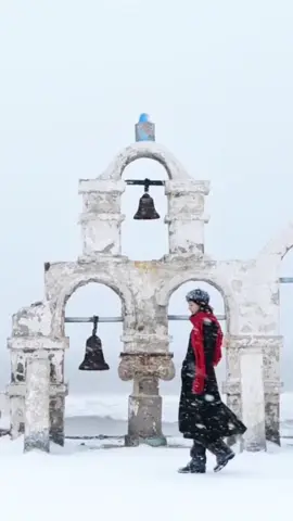 Tuyết rơi ở Uy Hải ! ❄️  —— Mùa đông ở Uy Hải, những bông tuyết nhẹ bay đầy trời, gió biển lạnh buốt, con tàu đắm nằm im lặng bên bờ, hải âu tung cánh, những chú thiên nga tao nhã... tất cả hòa quyện tạo nên một bầu không khí độc đáo. Mùa đông này, nhất định phải đến Uy Hải một lần để ngắm tuyết thôi! #dulichtrungquoc #hieng_xiaoxuanhua #thanhdao #bienuyhai #toursantuyet 