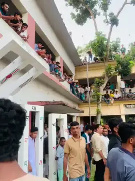 হাজার হাজার দর্শক 