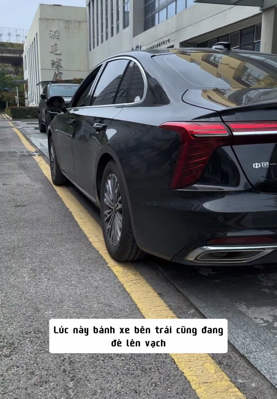 Bàn chân trái là bánh trước bên trái, bàn chân phải là ở giữa xe. Nắm vững hai điểm này để lái xe dễ dàng hơn #kienthucoto #kienthuclaixe #laixeantoan #mexe36