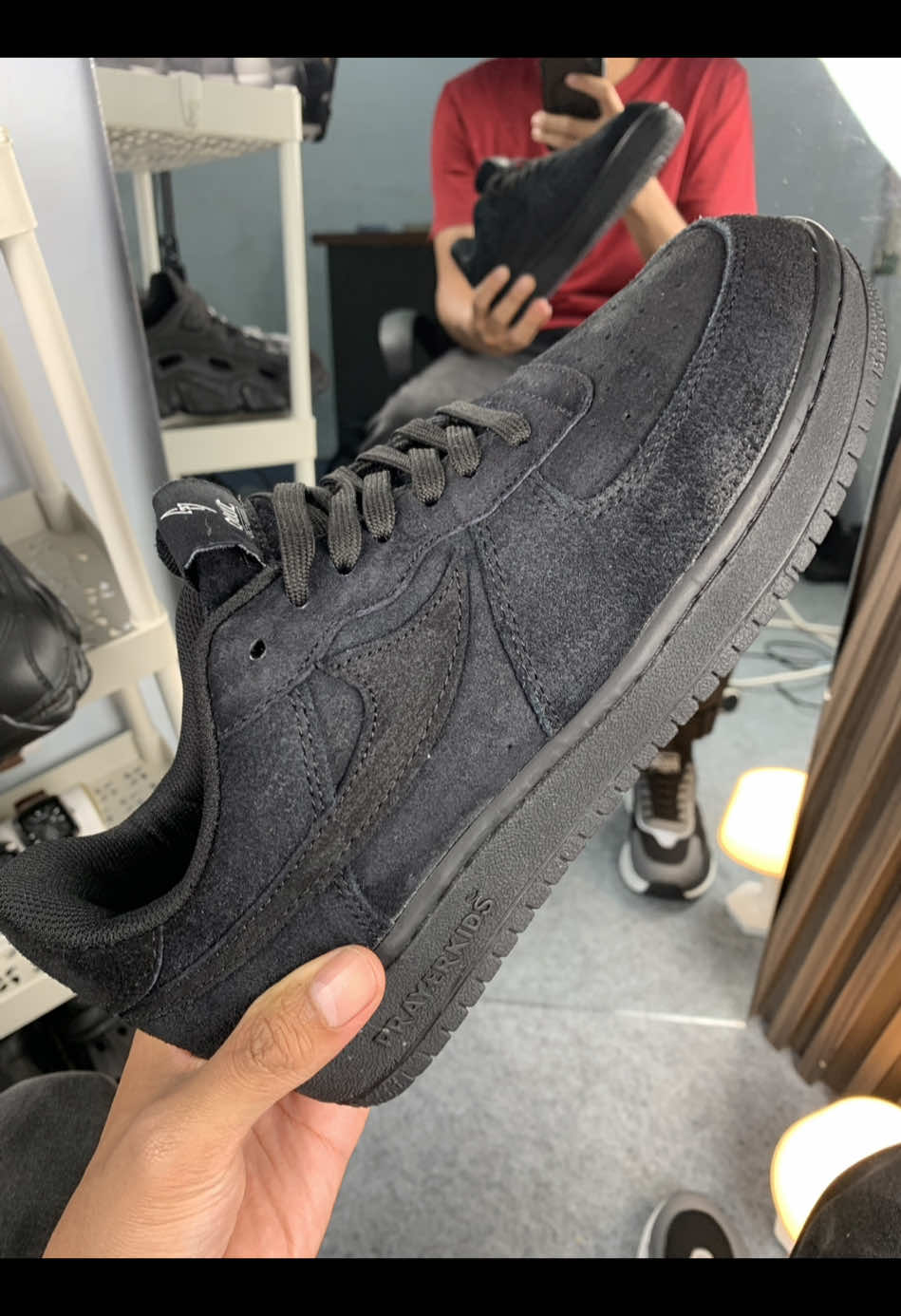 Sepatu hitam dari prayerkids keren 