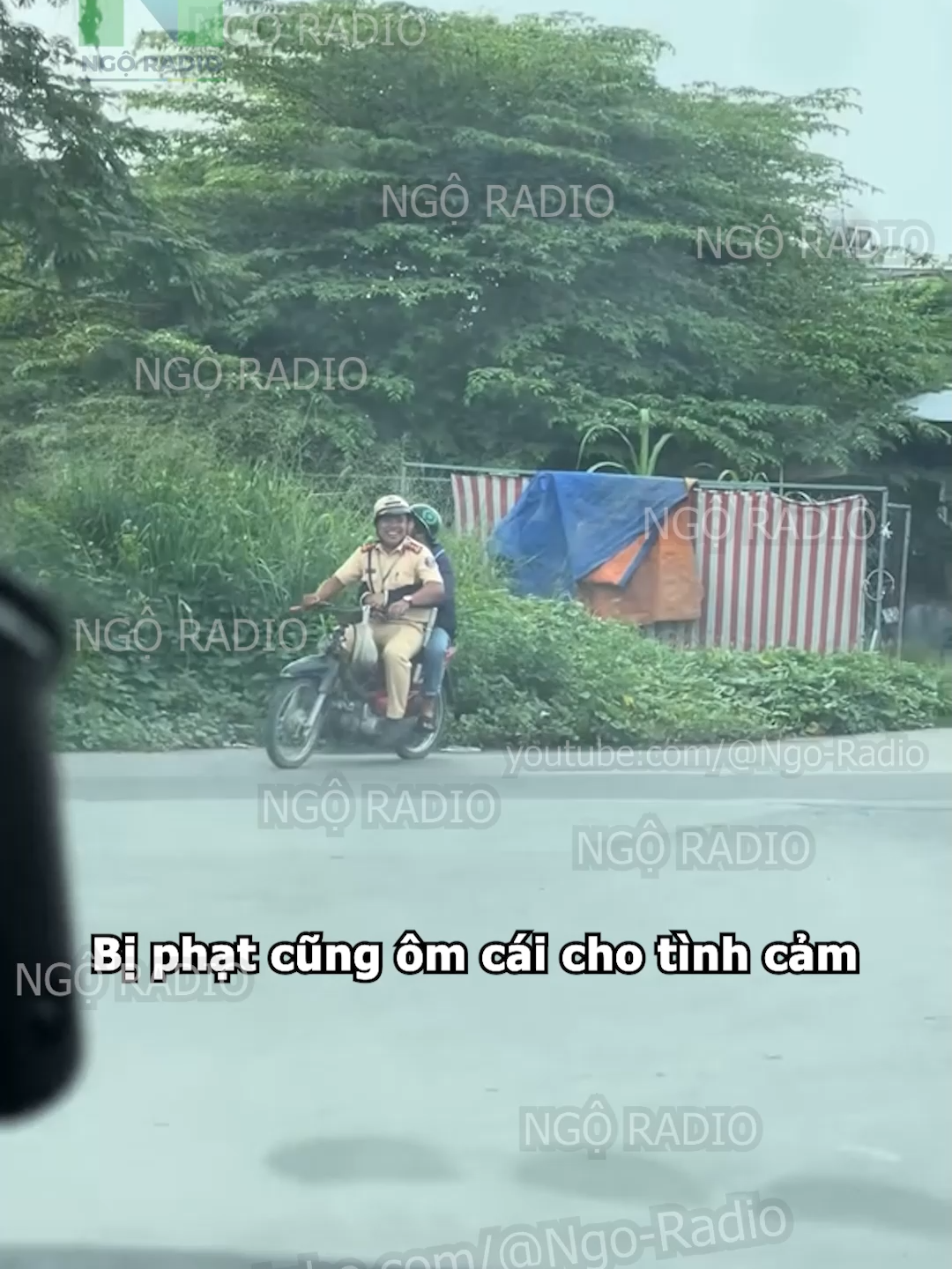 Bị phạt cũng ôm cái cho tình cảm#viraltiktok #tintuc #ngoradio #cuocsong #giaothong