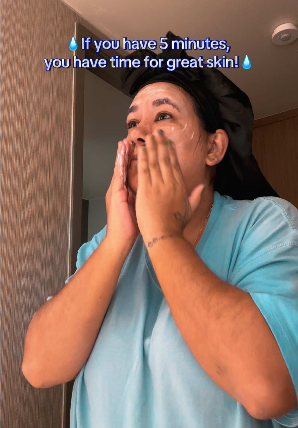 Here’s my easy 5 step travel skin care routine you can do at home every day ✈️✨ 1️⃣ Double cleanse 2️⃣ Toner 3️⃣ Facial oil 4️⃣ Moisturizer 5️⃣ SPF It takes 5 minutes, that’s it! Quick, easy & effective. Start taking your skin care seriously because your future self will thank you 💧💆🏽‍♀️ #SkincareRoutine #TravelSkinCare #GlowingSkin #SkinCareTips #LifeIsEvee