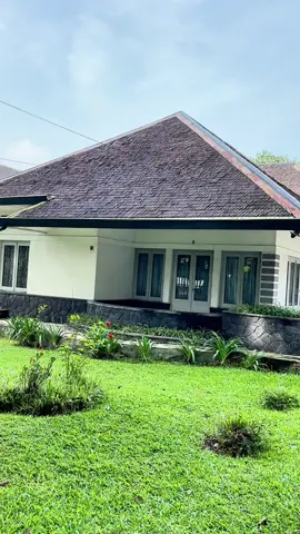 kembali ke Bandung, menyusuri Jalan RAA Wiranatakusumah ayau lebih dikenal dengan Jalan Cipaganti, di kiri kanan jalan ini masih terdapat banyak rumah rumah lama yang masih mempertahankan arsitektur aslinya. #bandung #bandunghits #bandungbanget #rumahkolonial #rumahbelanda 