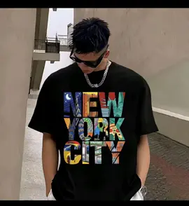 🗽 Caption: “Gaya simpel khas street style New York! 🖤 NEWYORK CITY T-Shirt Katun — adem, nyaman, dan siap nemenin lo tampil keren tiap hari.” 👕✨ 🏷️ Hashtag: #NewYorkCityTshirt #KaosDistro #KaosKatun #StreetwearID #OutfitPria         