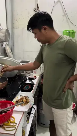 Công việc trưa nay của Hưng , vẫn là nấu ăn rồi chăm sóc những chiến kê nha ae   #xuhuong #hungcantho   #viralambum  #thinhhanh  #trending