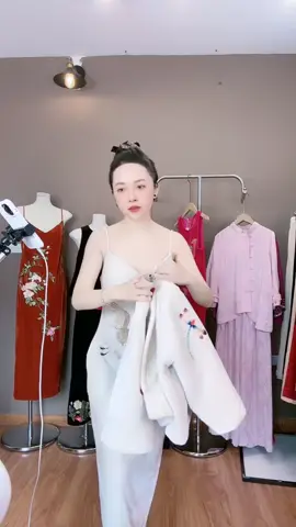 Váy nhung thêu tay tỉ mỉ, tôn dáng. Chốt live để nhận ngay ưu đãi giảm giá cực sâu bạn nhé!