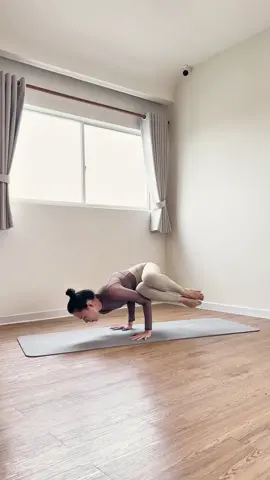 Hồi đó tập con quạ toàn cắm đầu, giờ con quạ múa máy cái chân này kia đồ nữa. Đúng là thời gian làm con người ta thay đổi 😆😆😆 #chuyenyogacuaduyen #yogacoban #yogaquan10 #yoga #yogainspiration 