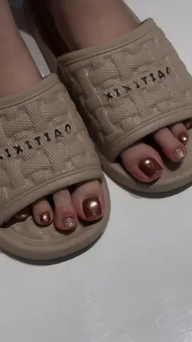 Thu đi để lại lá vàng, sơn nâu mắt mèo cả làng tương tư 🤣 #naildeptrieukhuc #nailchanxinh #emcalamneo 