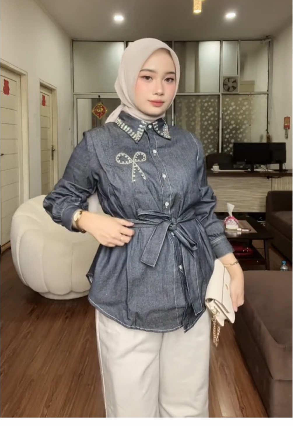 Berkali-kali restok, tapi gak pernah bertahan lama 💫 Kemeja denim payet ini emang punya daya tariknya sendiri 💙 Simpel tapi berkarakter — siap-siap bikin yang liat salting 😌✨ #OOTDInspo #OOTDHijab #OutfitCewekKekinian #DenimLook #HAGOOLook 