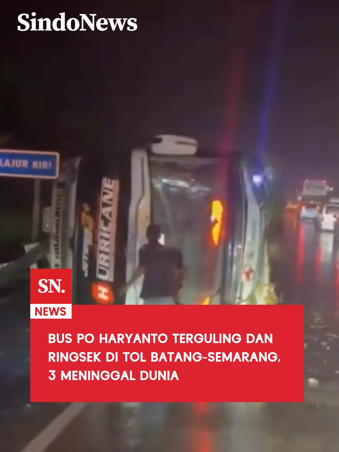 Insiden tragis terjadi di ruas Tol Batang-Semarang, tepatnya di KM 354 (selatan PLTU Batang), Senin (27/10/2025) dini hari WIB. Peristiwa tragis ini menimpa bus PO Haryanto. Bus yang diduga membawa puluhan penumpang itu kehilangan kendali dan menabrak pembatas jalan, sebelum akhirnya terguling saat kondisi jalan tengah diguyur hujan. Mengutip informasi dari akun Instagram @infotainment_jateng, menyebut bahwa ada tiga orang meninggal dunia di lokasi.  Sejauh ini belum diketahui penyebab kecelakaan tersebut maut tersebut. Akibat kecelakaan tersebut kondisi di Tol Batang-Semarang mengalami kemacetan panjang. #SINDONews #SINDONewsTV #SINDbeyondheadlines #iNewsMediaGroup #KecelakaanBus #TolBatangSemarang #KecelakaanMaut #BusTerguling #BatangSemarang #LakaLantas #POHaryanto