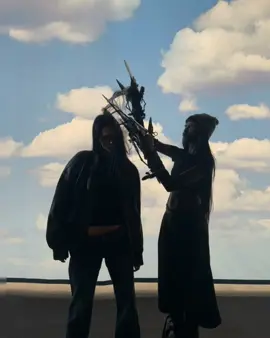 From @iamugbad behind-the-scenes POV of #ameliagray to #gabriette’s show day moment, #anokyai brought colleen atwood’s Edward Scissorhands costume to life at #VogueWorld: Hollywood. Tap the link in our bio for all of the details.