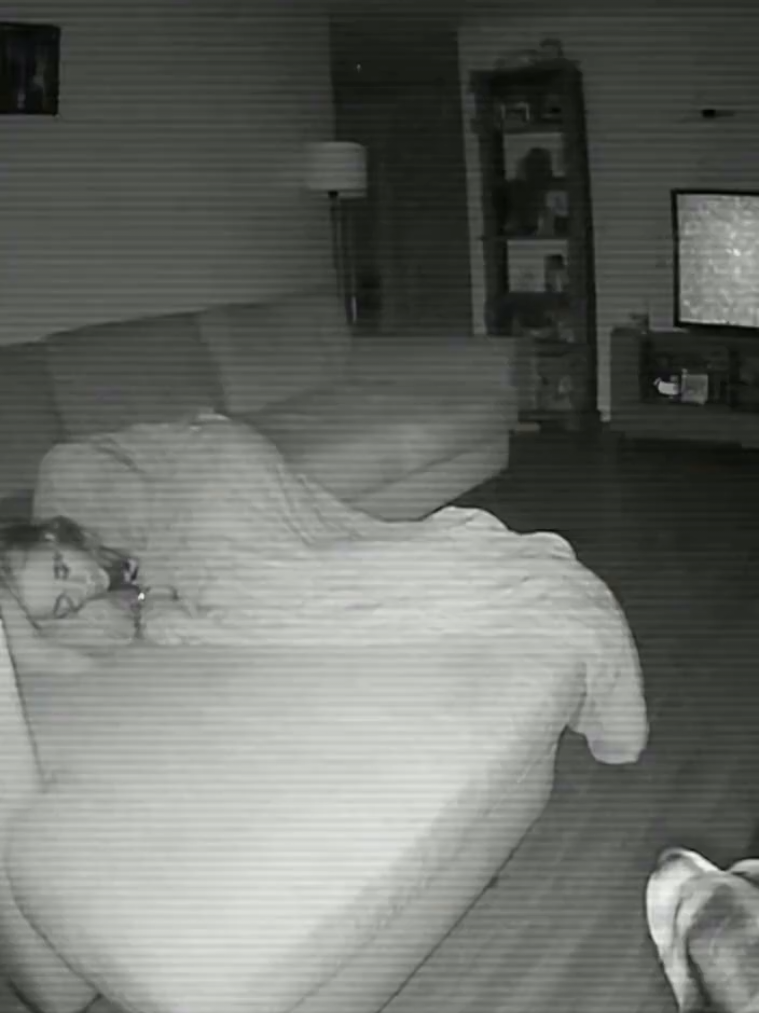 The dog noticed, but the woman didn't 😧😨😨😨☠️ #paranormal #terror #scary #ghost #activityparanormal 