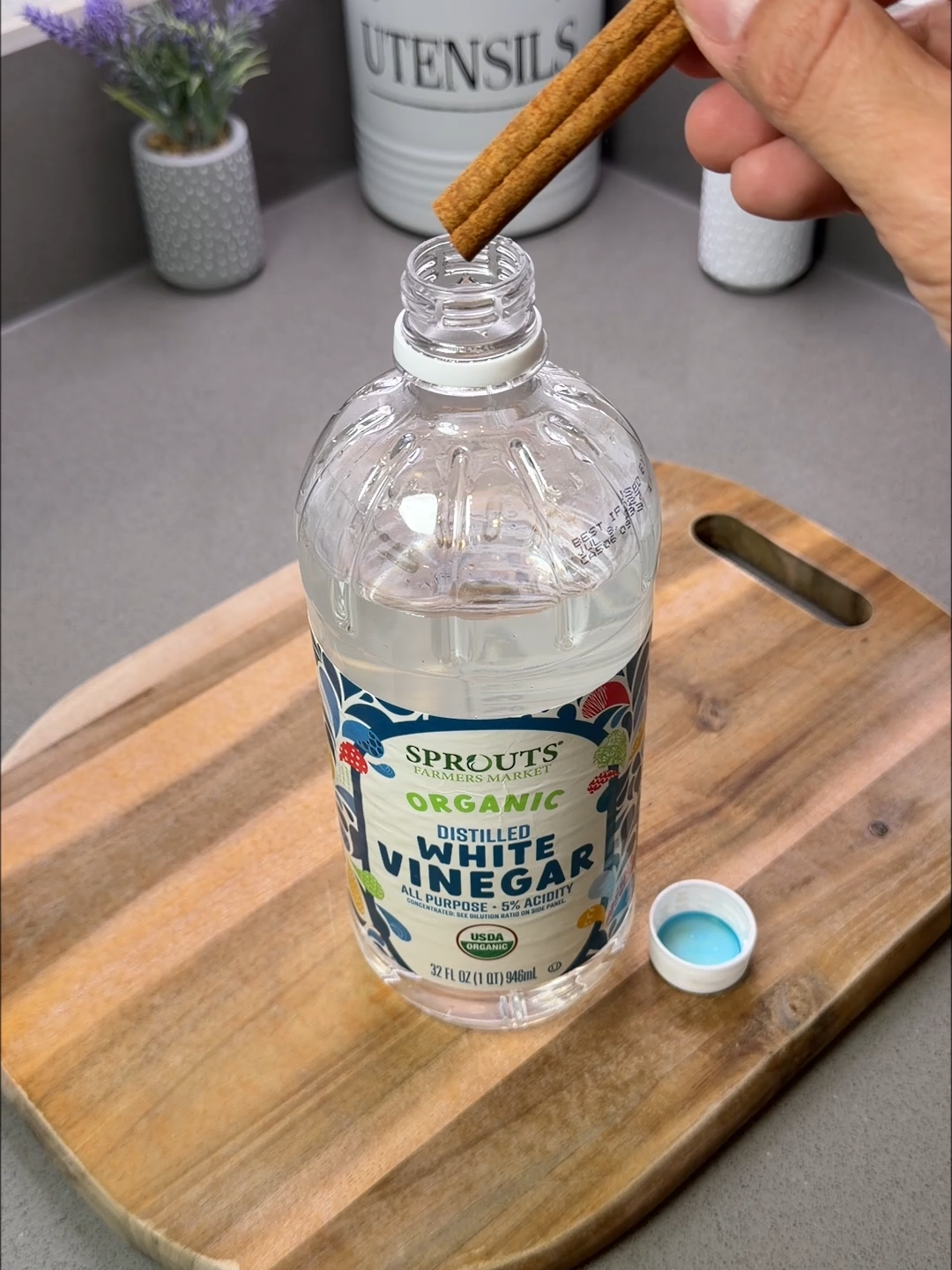 Mix cinnamon with vinegar and say goodbye to bad odors forever! 🌬️ #clean #homehacks #tipsandtricks